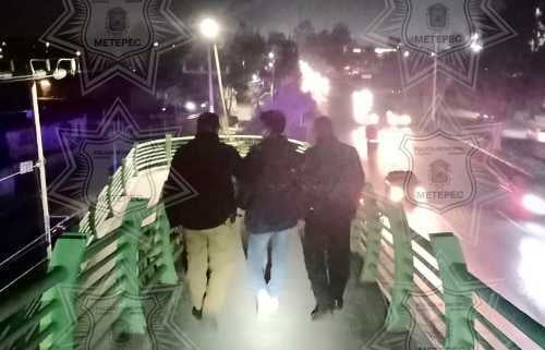Salva policía de Metepec a joven que pretendía tirarse de un puente